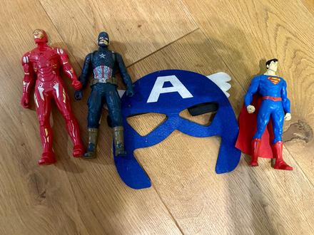 3 hrdinovia superman. iron man a captain amerika, 