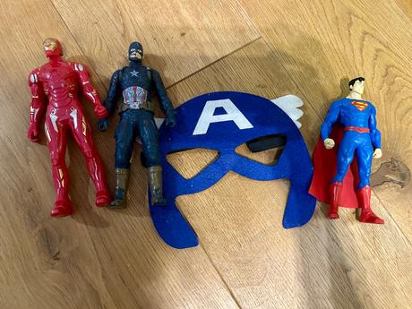 3 hrdinovia superman. iron man a captain amerika, 