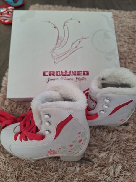 Dievčenské korčule, crowned,35