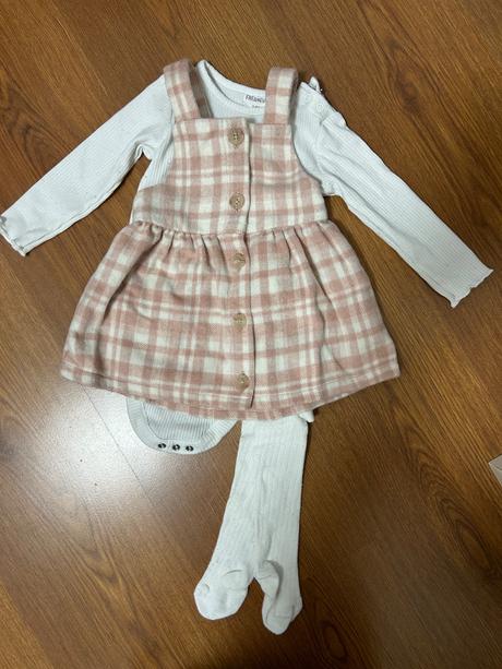 Šaty + overál + pančušky, tesco,62