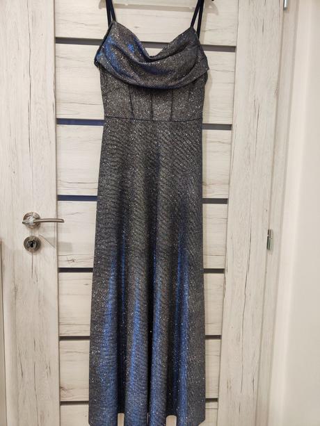 Krásne trblietavé šaty, s