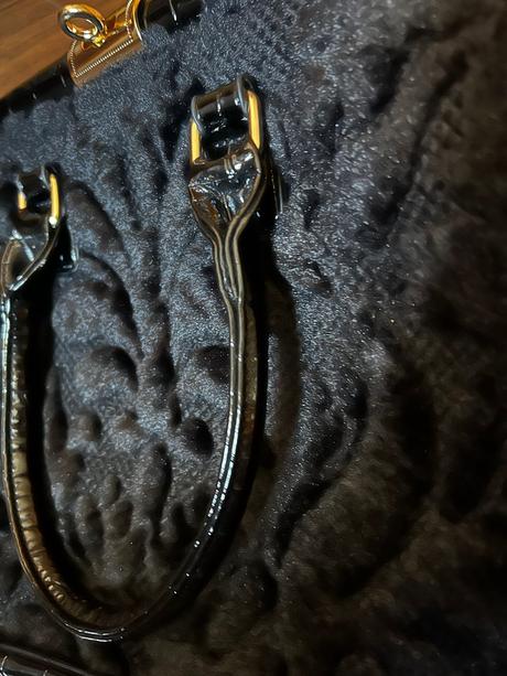 Krásna čierna kabelka, 