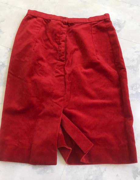 Zamatová sukňa, 34