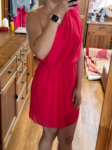 Šaty na jedno rameno, amisu,m