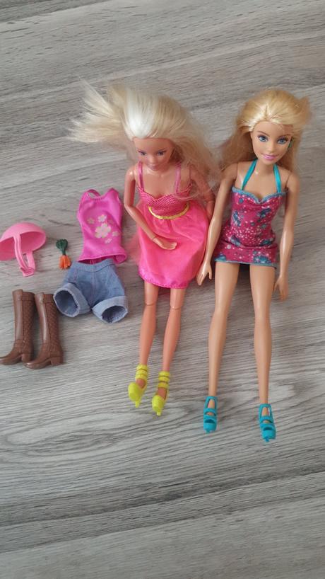 Dve babiky barbie s oblecenim a doplnkami, 
