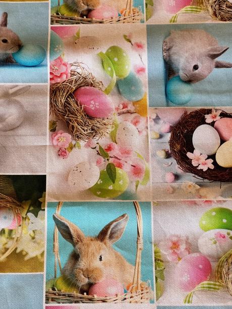 Zelený veľkonočný stredový obrus zajace, vajíčka, 