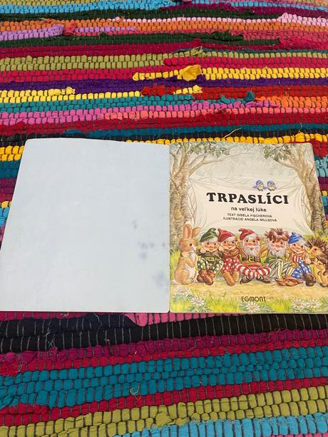 Stará retro mini knižka trpaslíci na veľkej lúke,