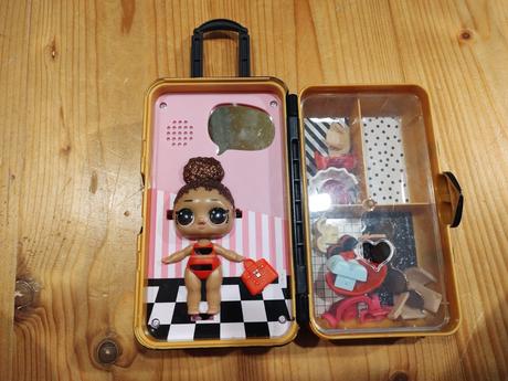 Lol surprise interaktivny kufrik, 