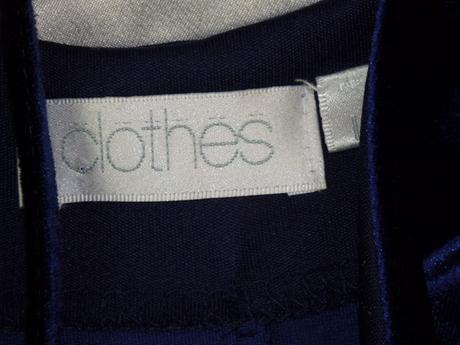 Kvalitné zamatové šaty, s