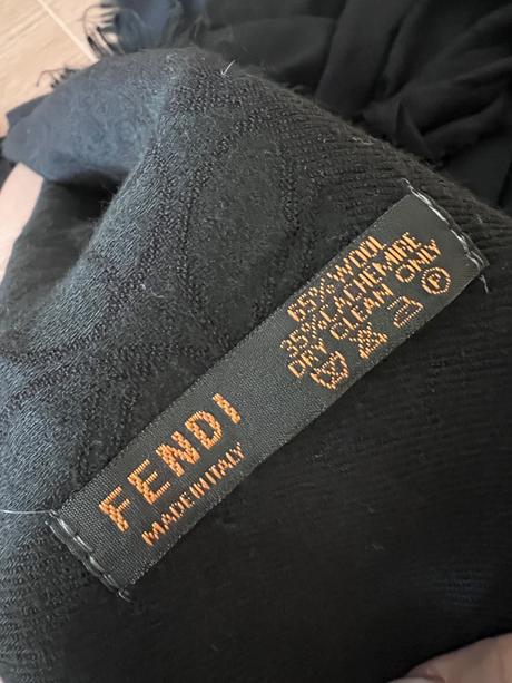 Karl loves fendi šál,
