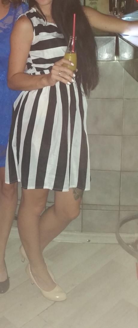 Dámske pásikavé čierno-biele šaty, s