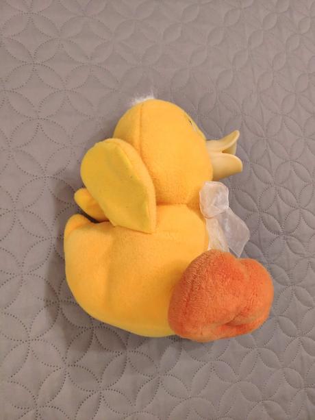 Plysova kacicka, vydava zvuk po stlaceni bruska, 