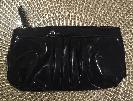 Čierna lakovaná kozmetická taštička,