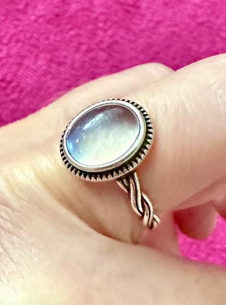 Strieborny prsteň s mesačným kameňom, 
