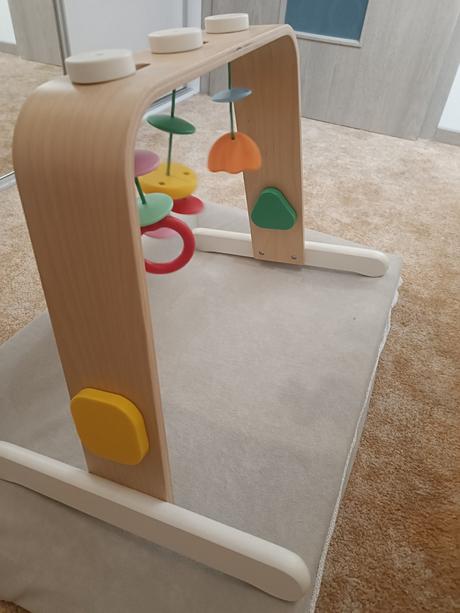 Prebaľovacia podložka s hrádzou na hranie, 