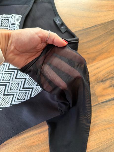 Saty so sietkovymi rukavmi, s