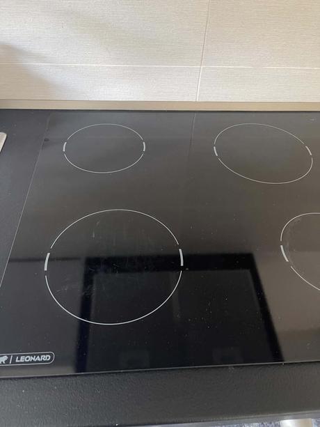 Elektircka rúra s doskou a digestor,