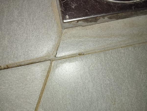 Ako efektívne vyčistiť zažltnuté dlaždice v kúpeľni?