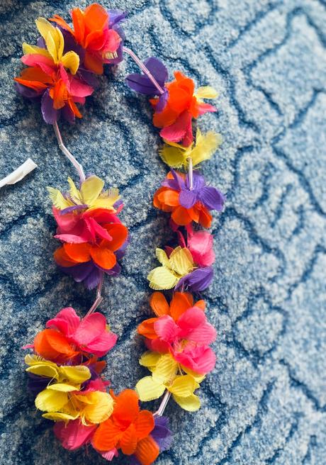 Sada oblečenia pre barbie a havajský náhrdelník,