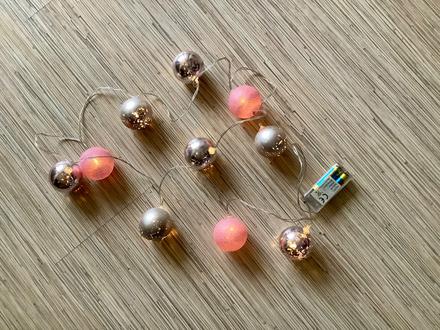 Svietiace gule reťaz,