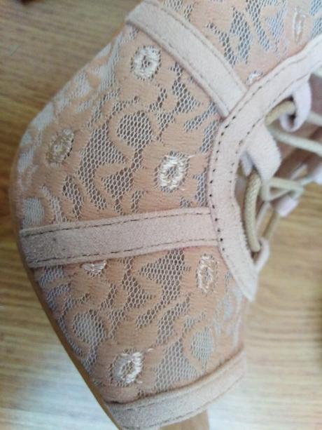 Nádherné čipkované sandálky, 36