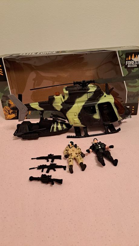 Vrtuľník a čln soldier force, 