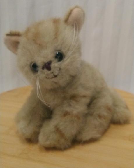 Plyšová sivo hnedá mačka, sediaca, 17 cm, 