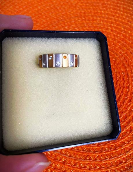 Dvojfarebný prsteň, 