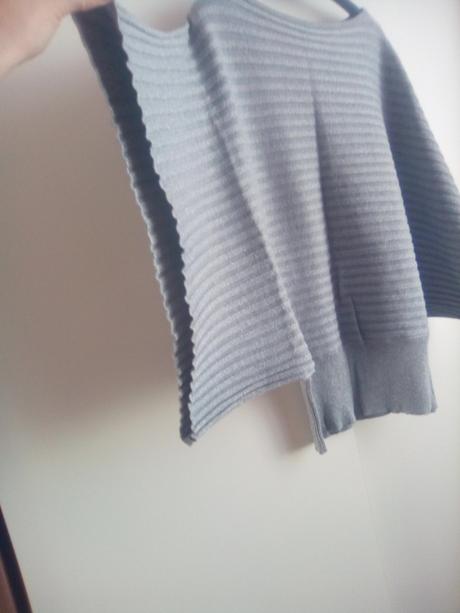 Sveter so širokými rukávmi, s