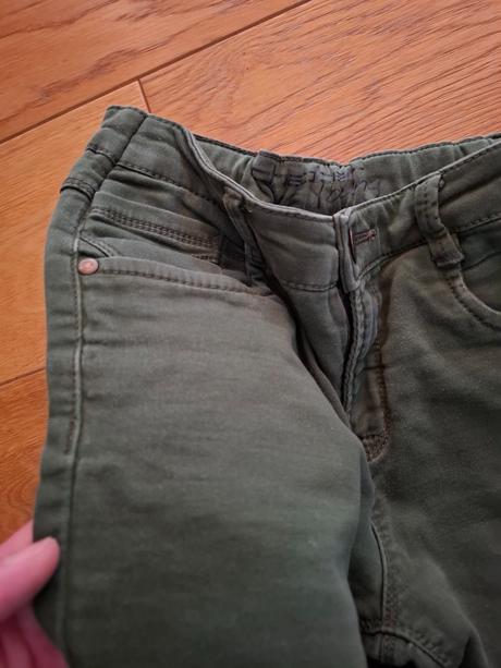 Tmavoolivove teple rile, chapter young,158