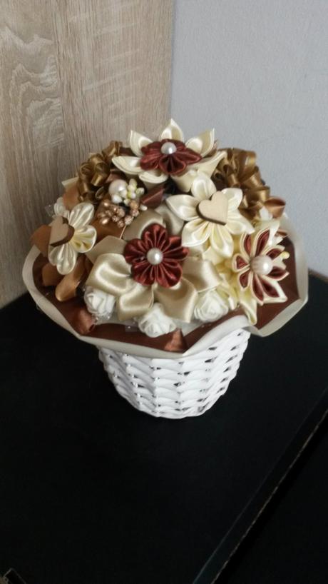 Ikebana v košíčku zo stúh,