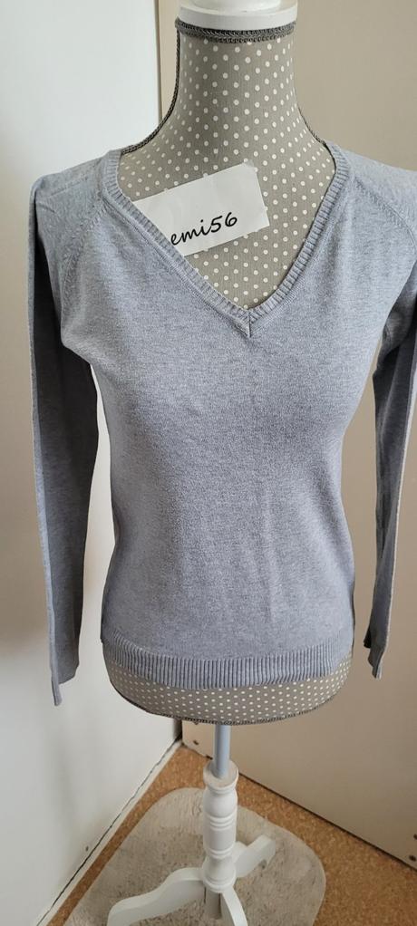 Šedé tričko s výstrihom do v, xs