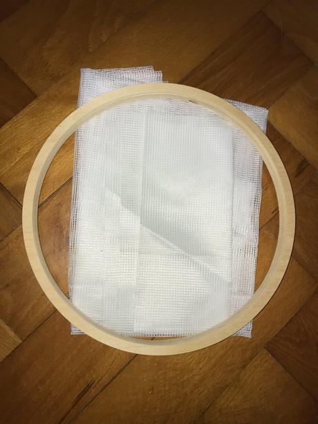 Drevený kruh na vyšívanie,