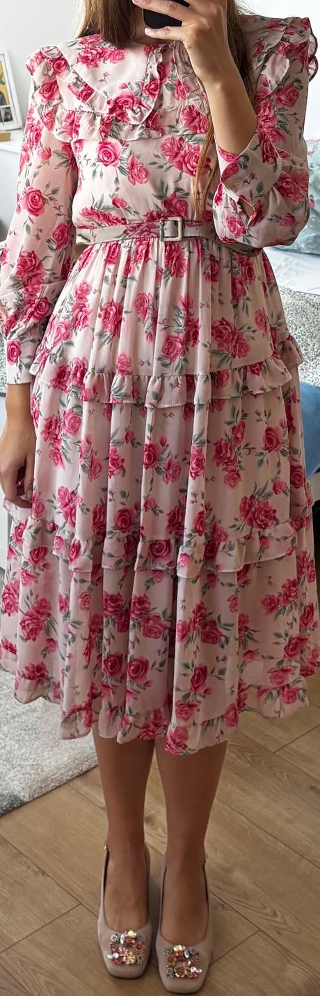 Krásne kvetinové šaty, s