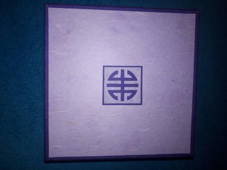 Saténová zástera v krásnej darčekovej krab, 