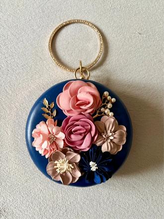 Elegantná okrúhla kabelka s 3d kvetmi, 