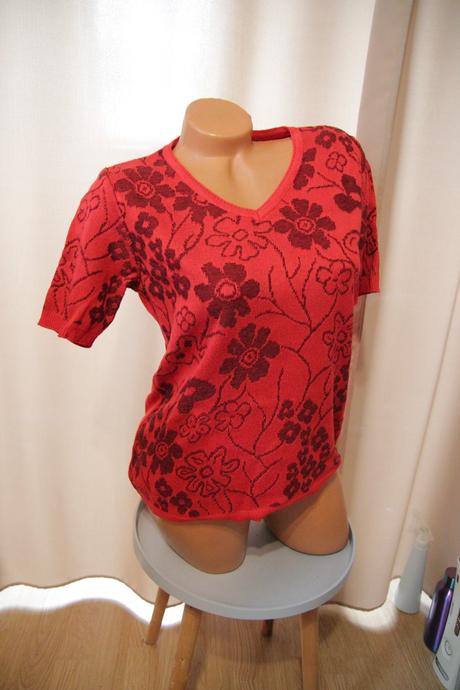 Červený pletený top s kvetmi, m/l, m