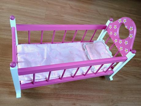 Postieľka pre bábiky,