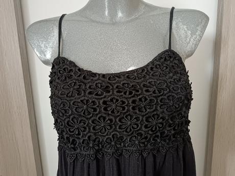 Čierne šaty na ramienka, s