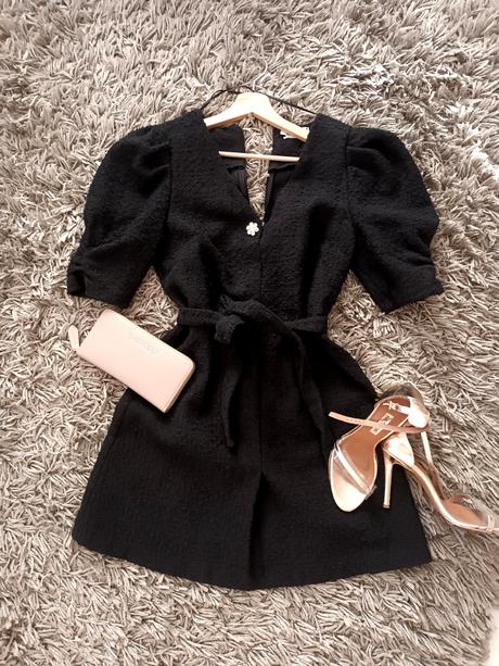 Čierne šaty s brošňou, reserved,m