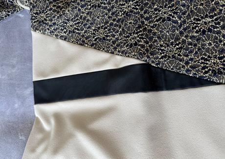 Omega béžové púzdrové šaty s koženkovým pásom, l