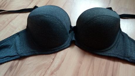 Šedá podprsenka, 80