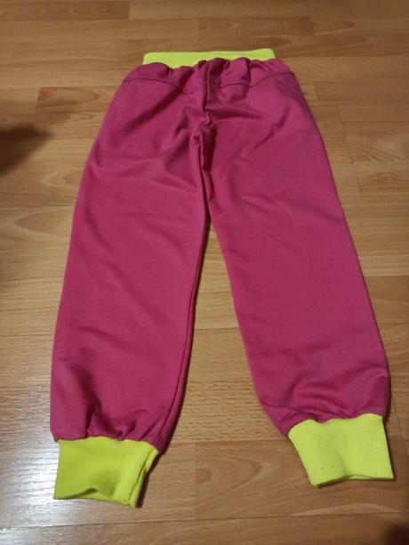 Dievčenské tepláky, 122