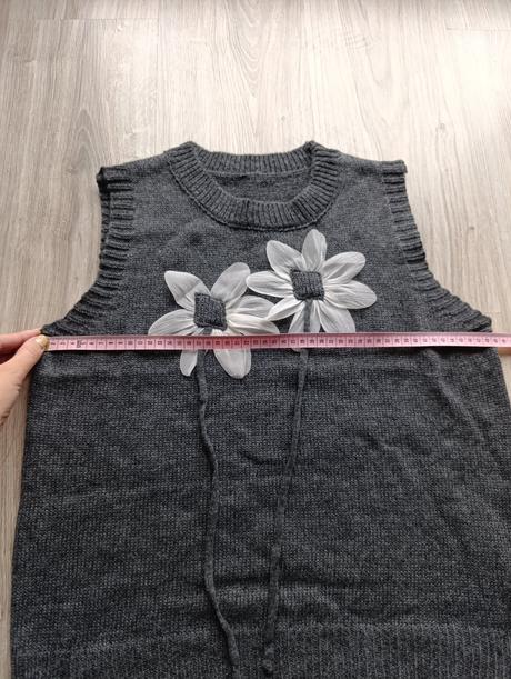 Dámska sivá vesta s kvetmi, m