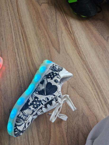 Svietiace tenisky, 33