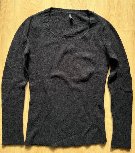 Čierny hebký sveter, m