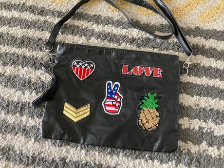 Kabelka s nášivkami,