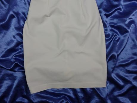 Kvalitné puzdrové šaty, s