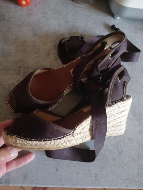 Tmavohnedé platformy, 37