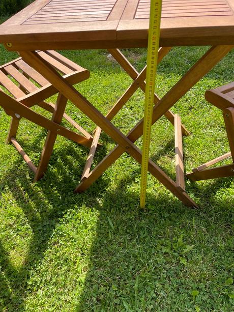 Drevený záhradný alebo balkónový nábytok,